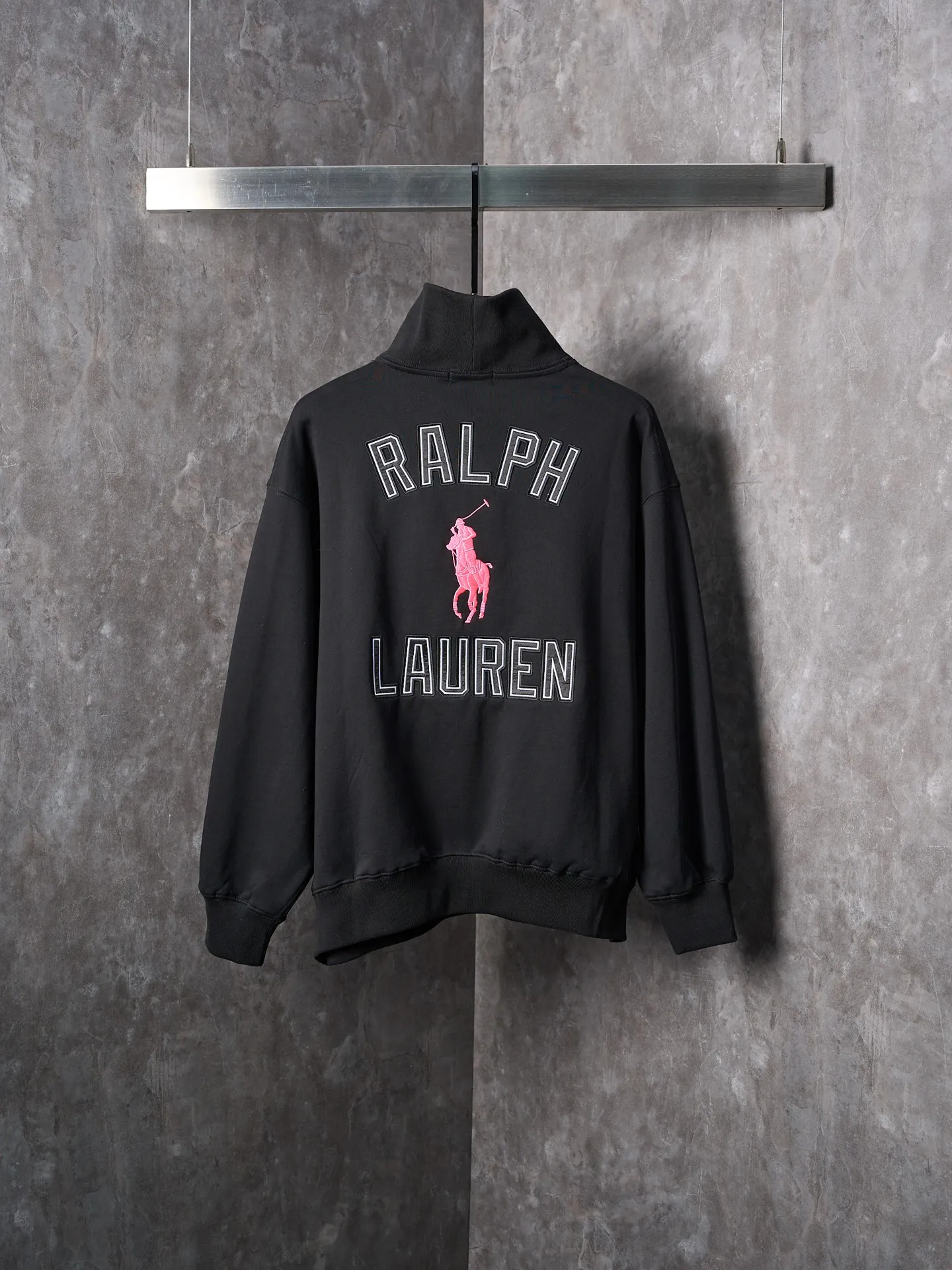 P430 Actual auction】Ralph Lauren/Ralph Lauren pink pony logo embroidered zipper half turtleneck sweatshirt [Ready stock] S M L XL custom-made luxury cotton fleece compound, soft and silky, comfortable and skin-friendly. It is based on pure black tones. A touch of pink pony logo embroidery is embellished on the chest, low-key and powerful. The back panel is embellished with the brand letters outlined in ivory white satin intarsia. The pink pony embroidery leaping in the center is the only colorful footnote in this black and white silent film, which coincides with the elegant and uninhibited brand philosophy. Its unique ribbed half-high collar design is sublimated, giving more flexibility and fashion sense to wear, showing taste in silent places, showing elegance and style. Imported machine embroidery technology is used. Advanced computer control system and sophisticated mechanical components are used to realize the pony logo embroidery operation with high precision, smooth and delicate lines, and imported machine appliqué embroidery technology. Use advanced computer control systems and precision mechanical components to realize Ralph Lauren appliqué embroidery operations, showing an embroidery effect with both clarity and three-dimensionality. The fabrics have been washed and have a better hand feel and texture. They are not easy to deform, not easy to shrink, not easy to fade, and maintain long-term beauty and loose fit.